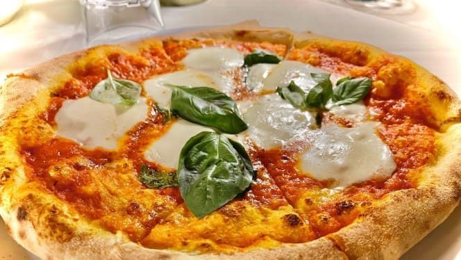 Pizza Margherita con salsa di pomodoro, mozzarella e basilico.