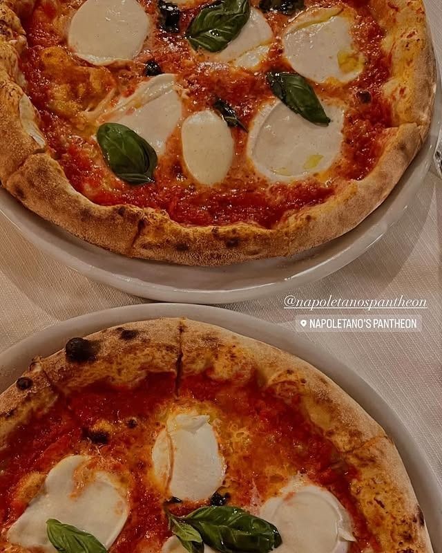 Due pizze su piatti bianchi, con salsa di pomodoro, mozzarella e basilico.