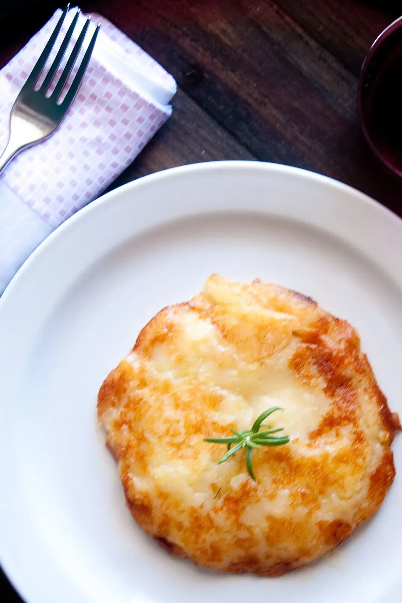 Piatto con frico di patate e formaggio di malga della Carnia