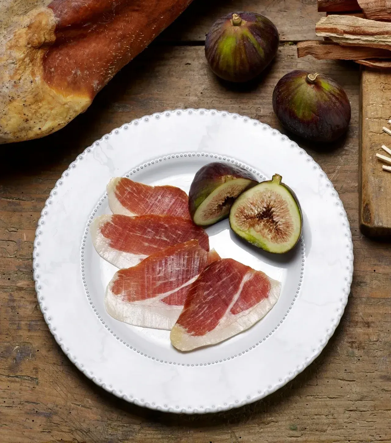 Piatto di prosciutto crudo affumicato con fichi