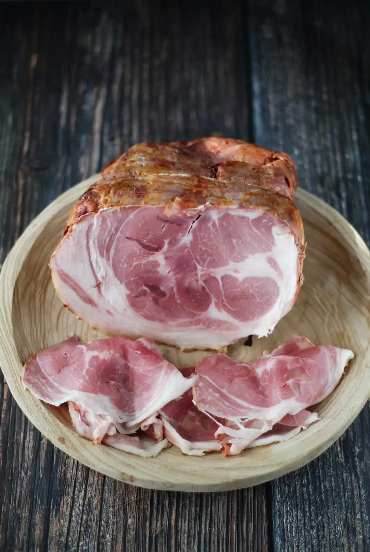 Piatto con spalla cotta affettata