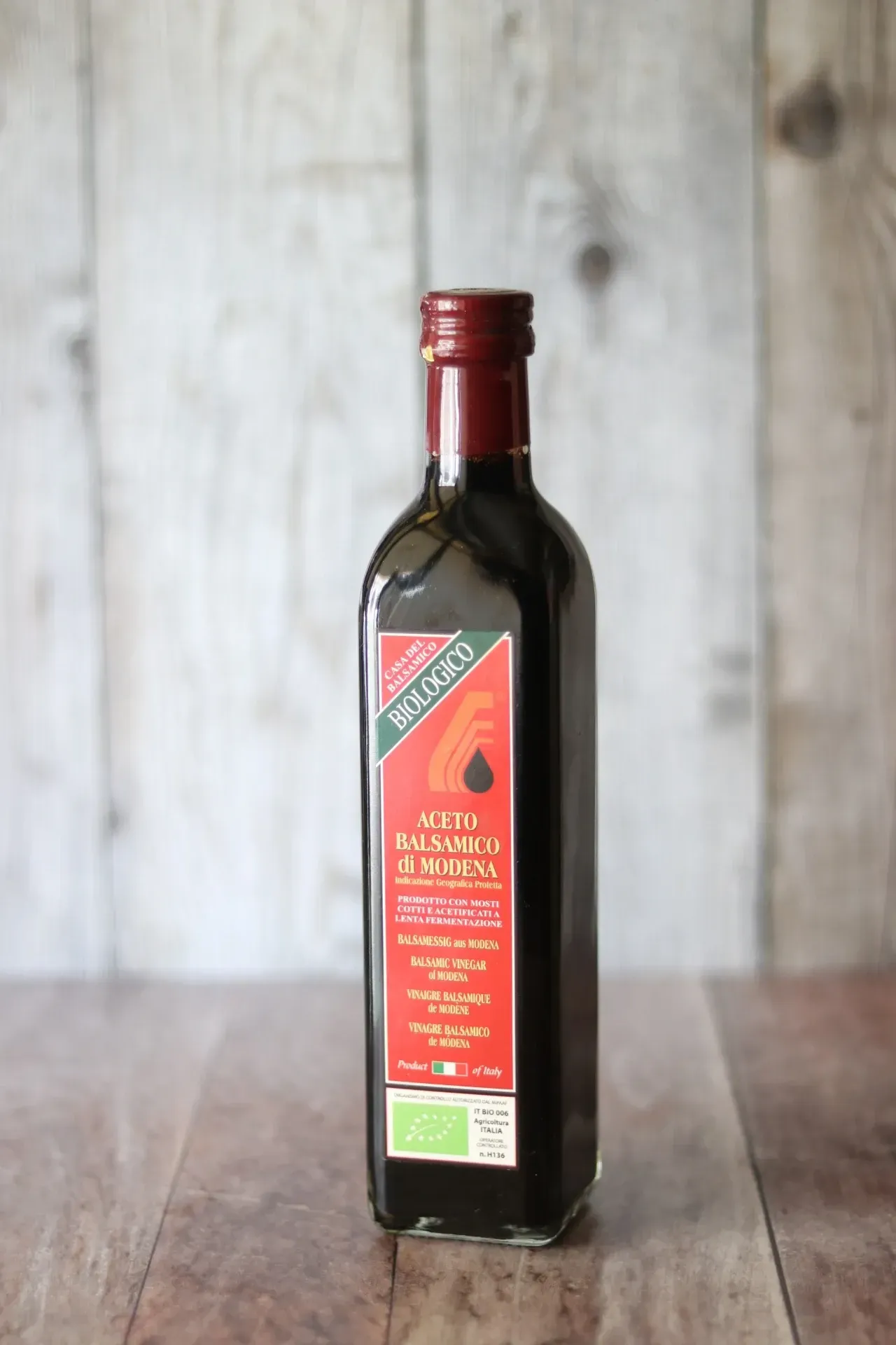 Bottiglia di aceto balsamico rosso