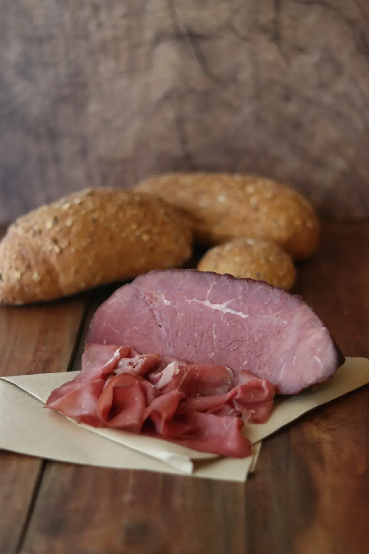 Bresaola affettata con pezzi di pane