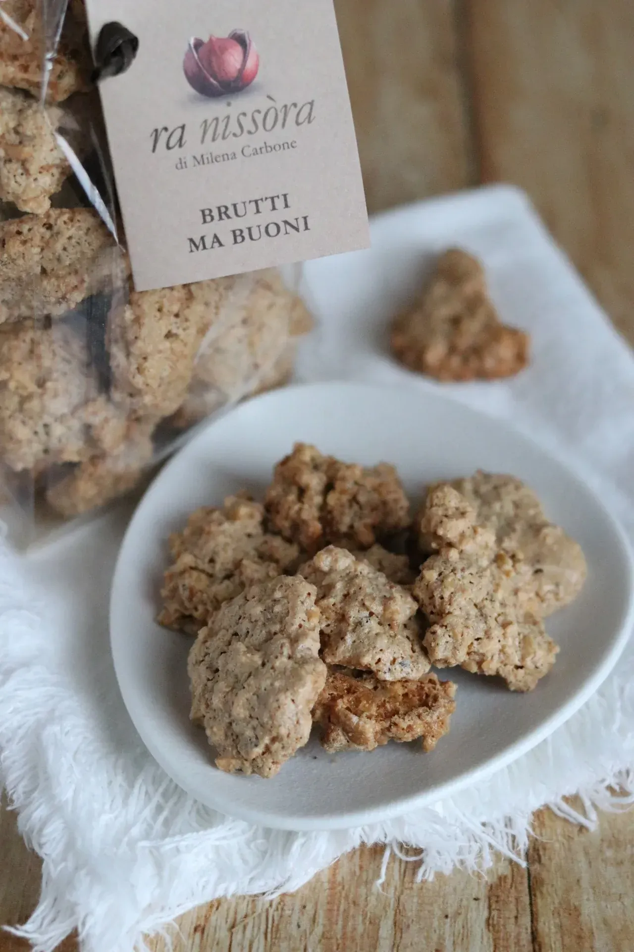 Biscotti brutti ma buoni su un piatto