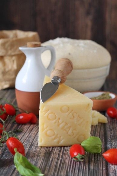 Fetta di formaggio Montasio