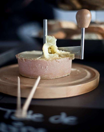 Formaggio Tête de Moine su vassoio di legno