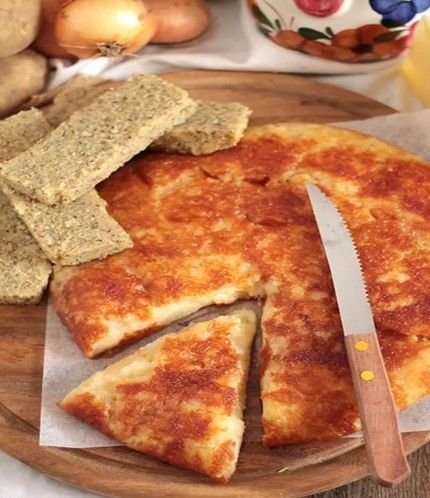 Frico Magnifrico Fattoria Gortani con pancetta su tagliere con pancetta