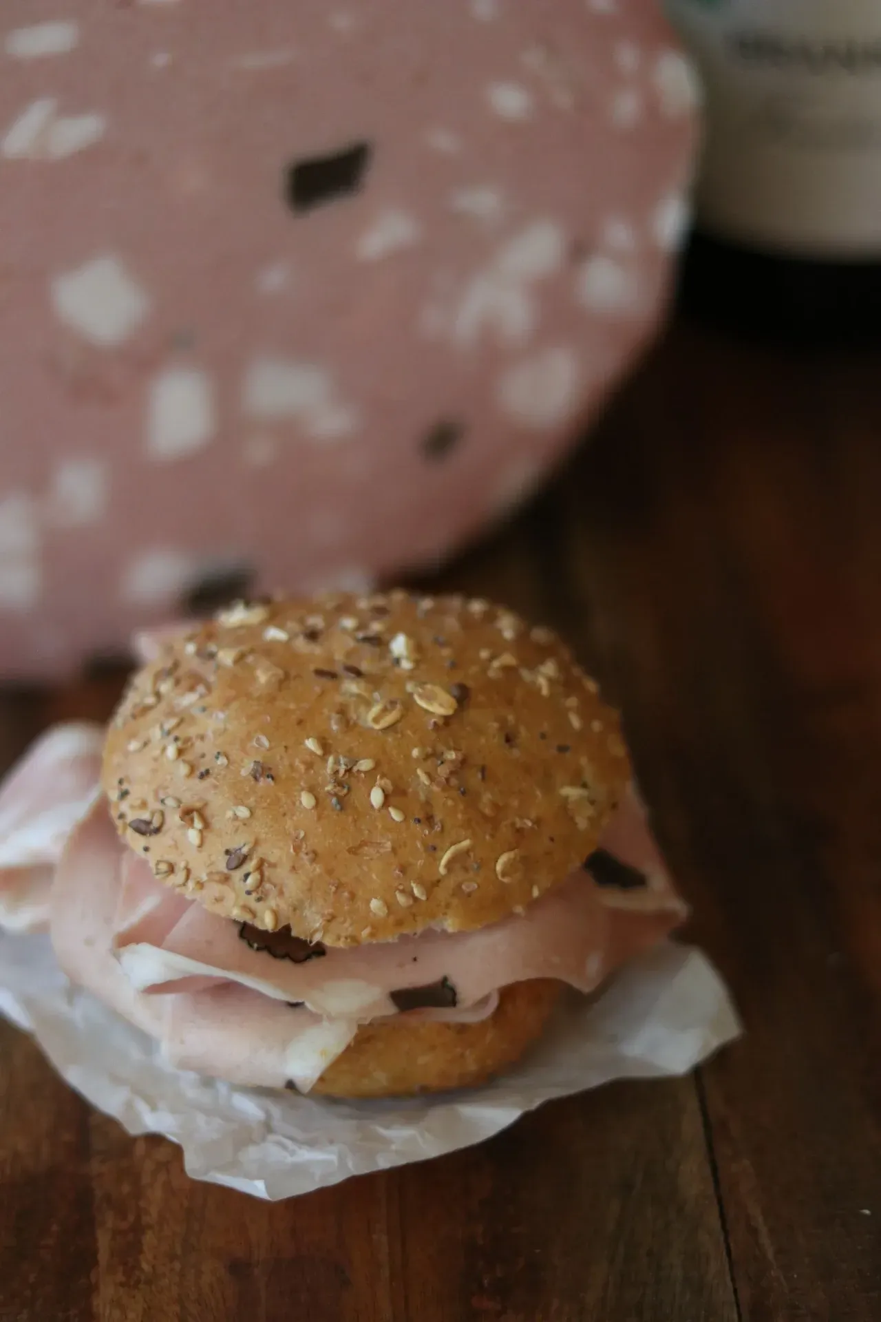 Mortadella al tartufo con panino di mortadella affettata