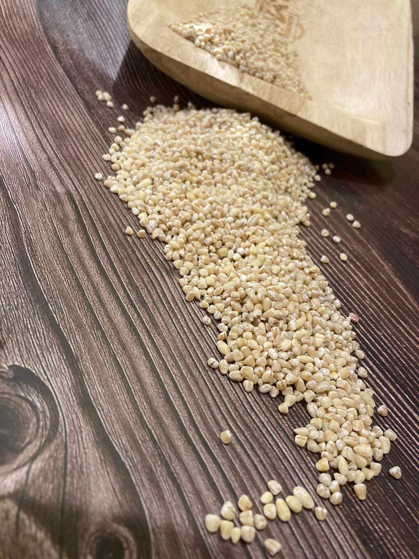 orzo perlato su un tavolo di legno