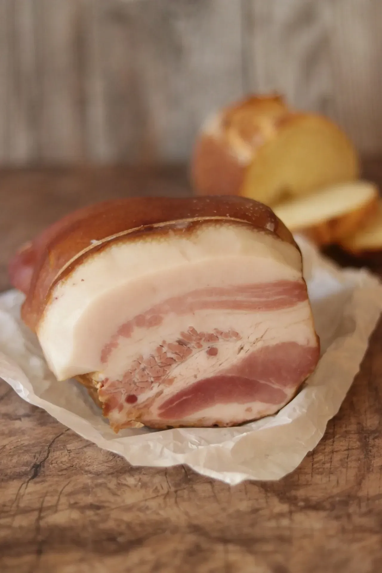 Un pezzo di guanciale cotto