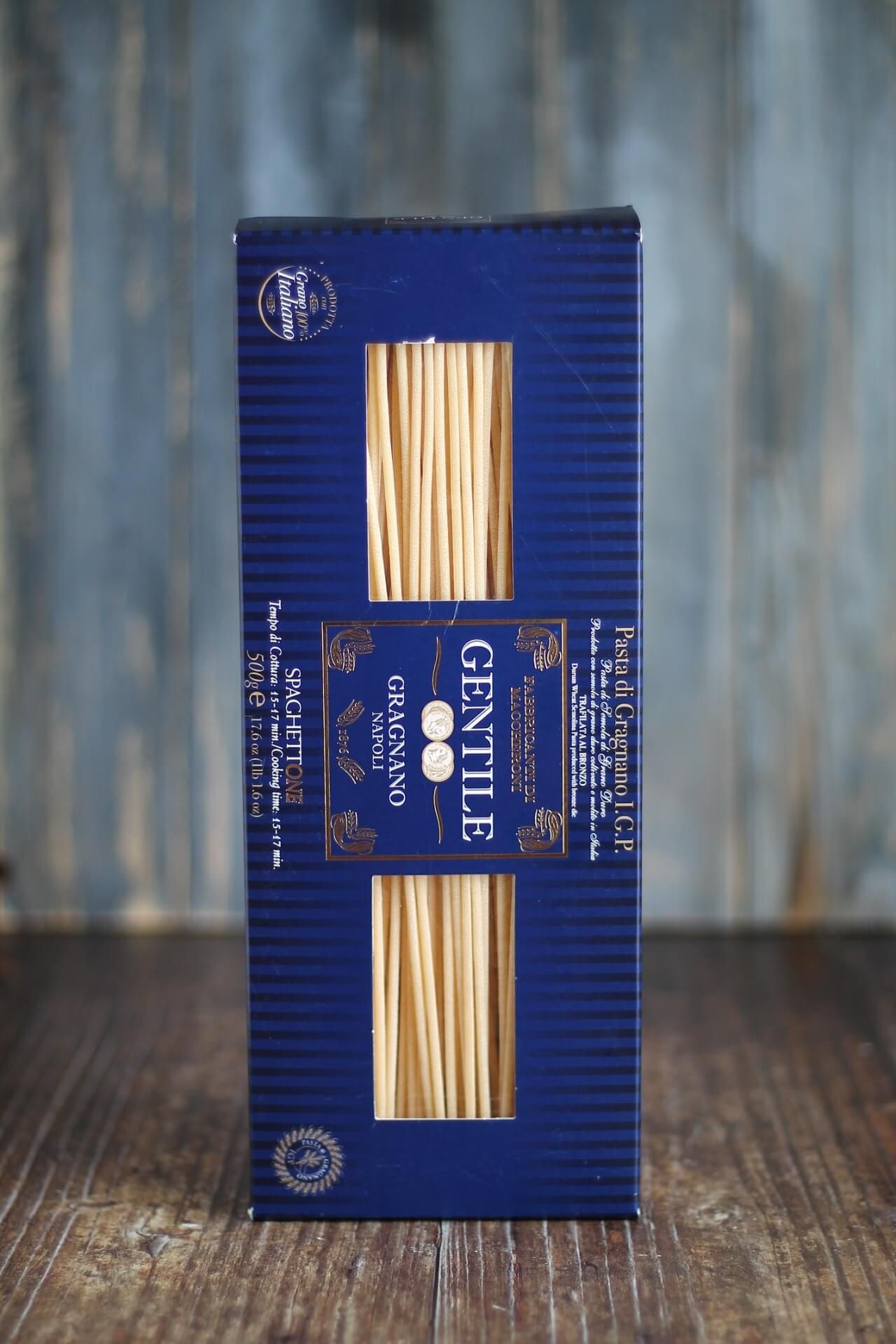 Pasta Gragnano appoggiata su un tavolo di legno