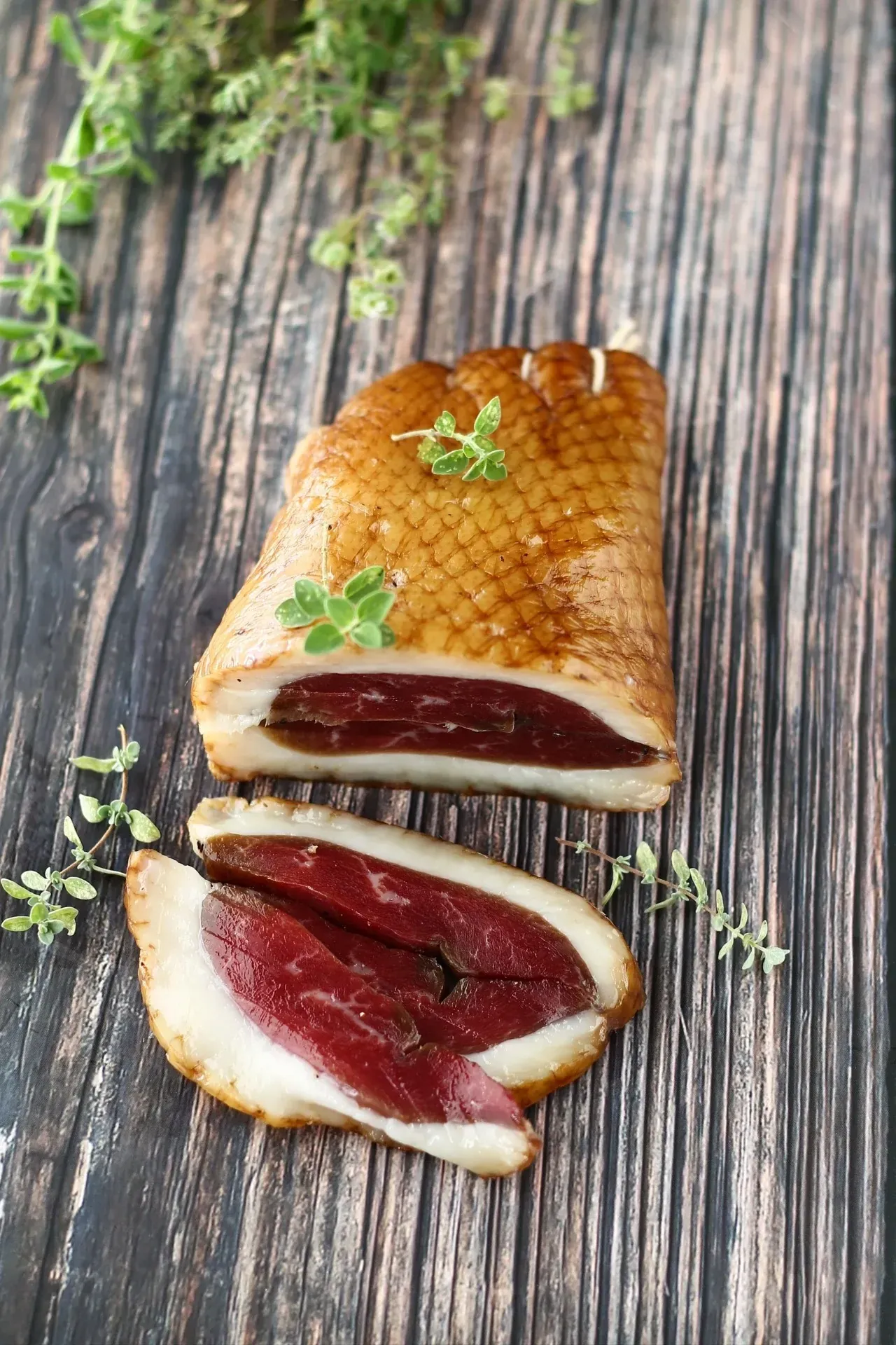 speak all'anatra su tagliere di legno