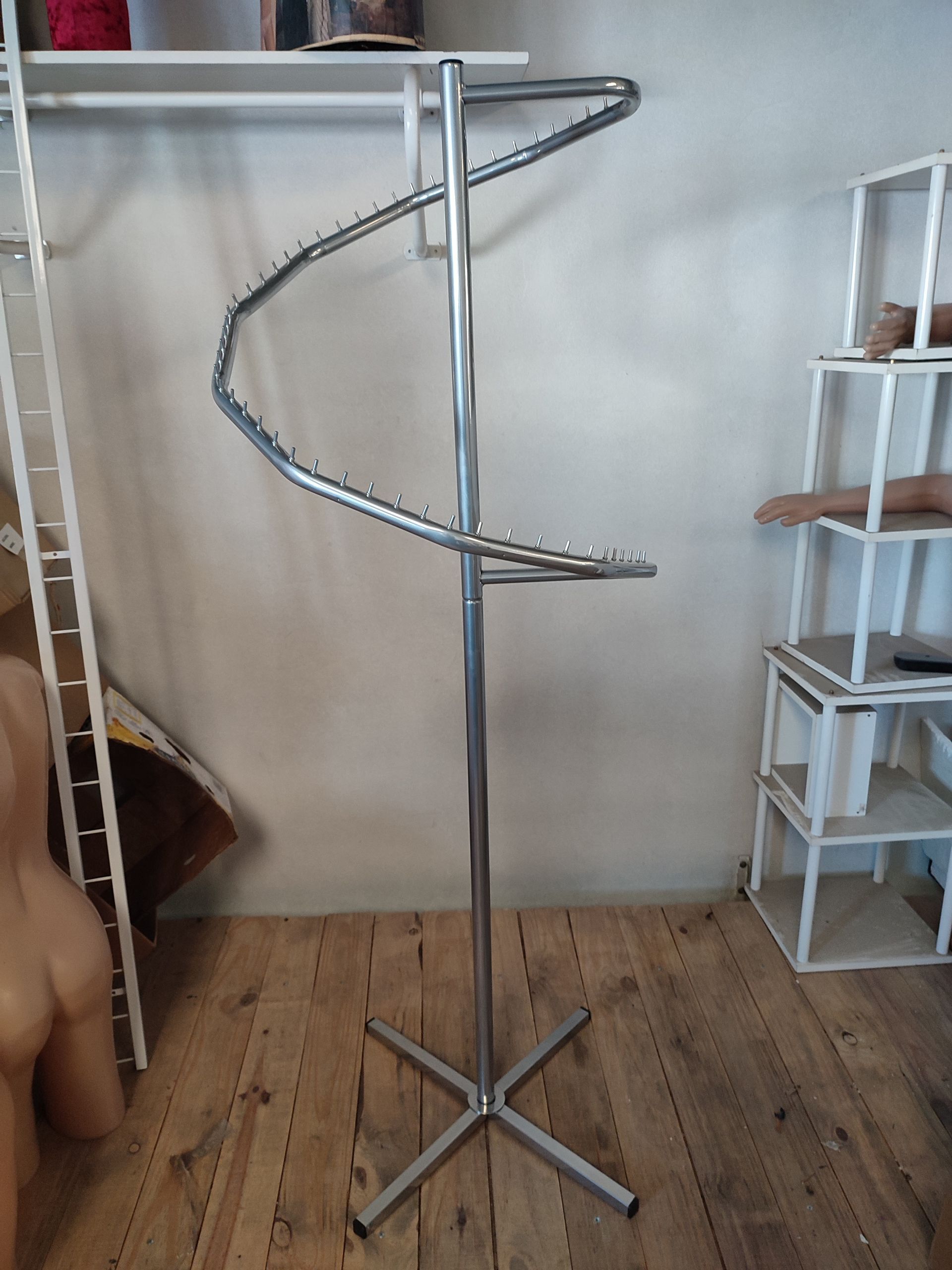 Perchero de plata en espiral en una habitación.