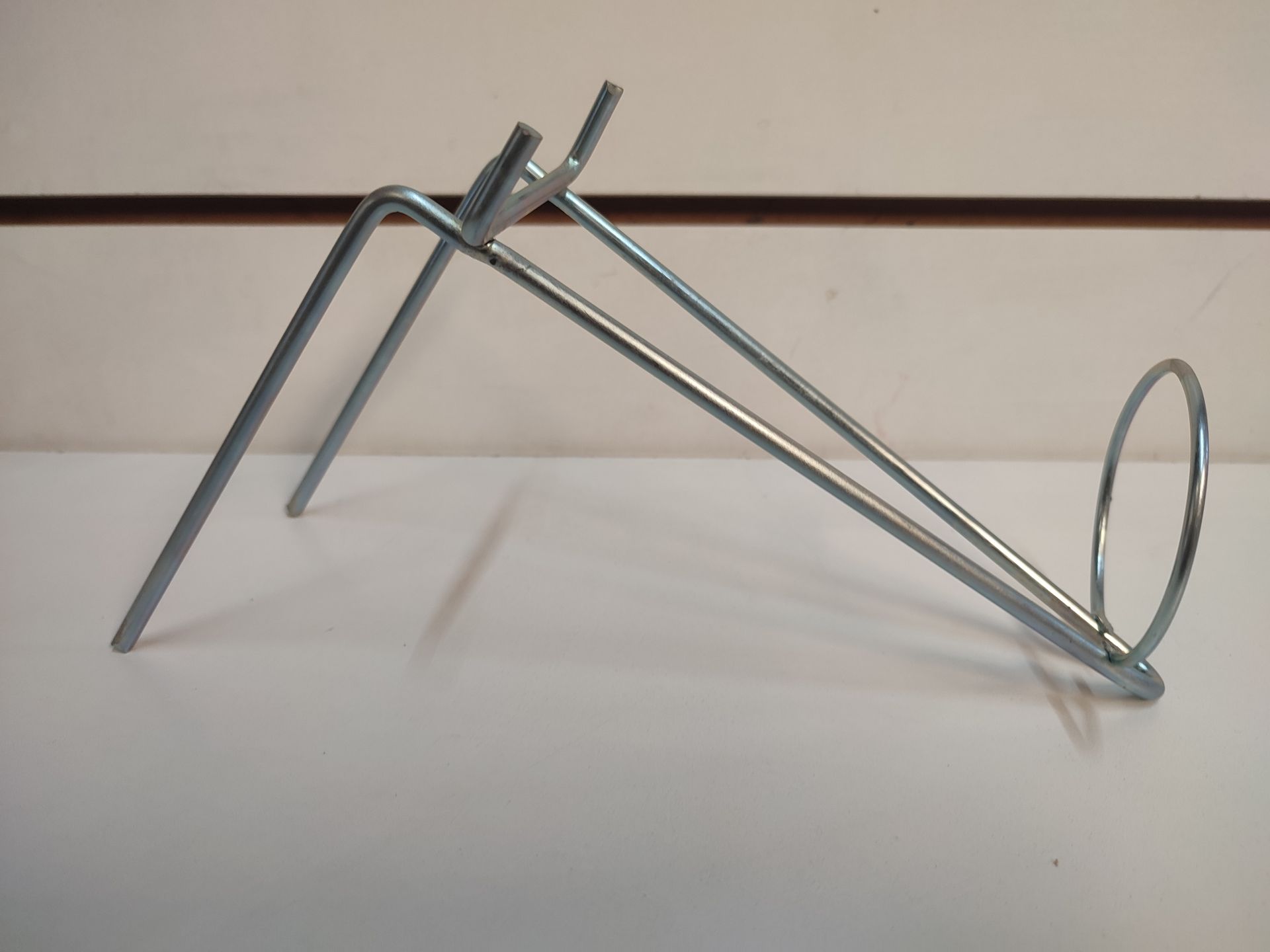 Soporte para plantas de alambre de metal, diseño en ángulo con anillo circular para sujetar la maceta.