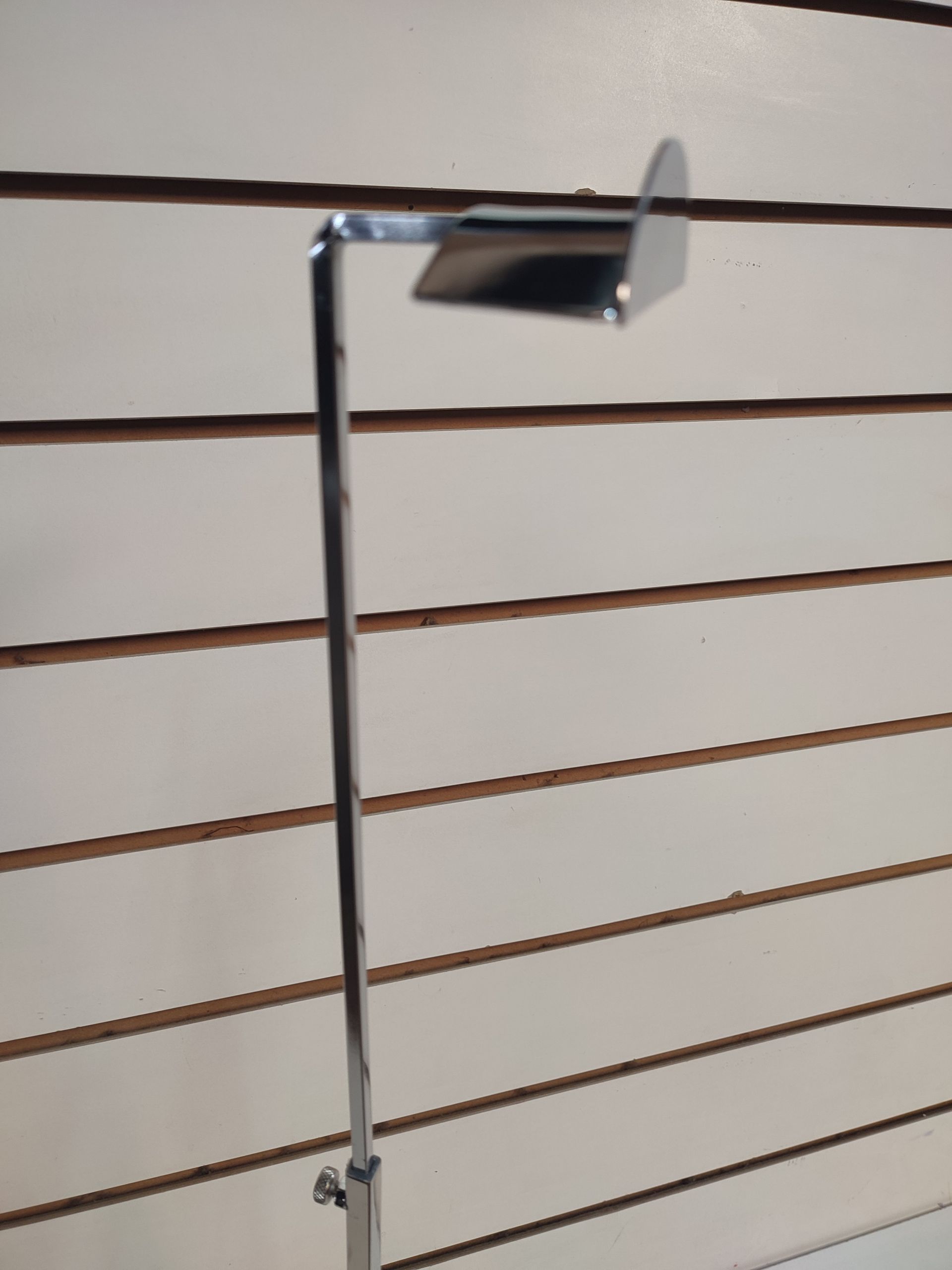 Expositor de venta al por menor cromado con estante superior en ángulo