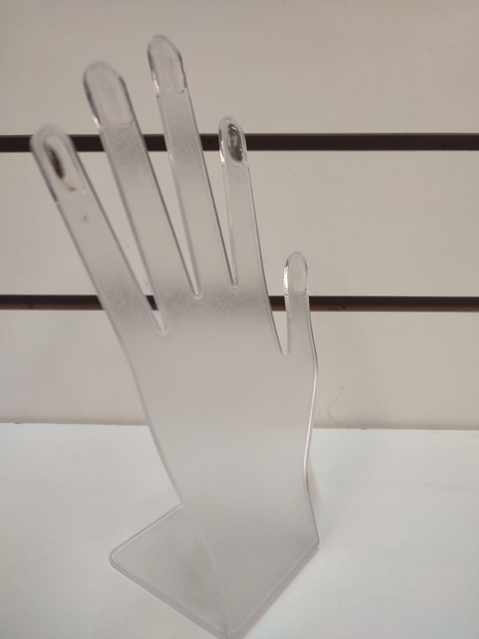 Expositor de joyas de plástico transparente con forma de mano