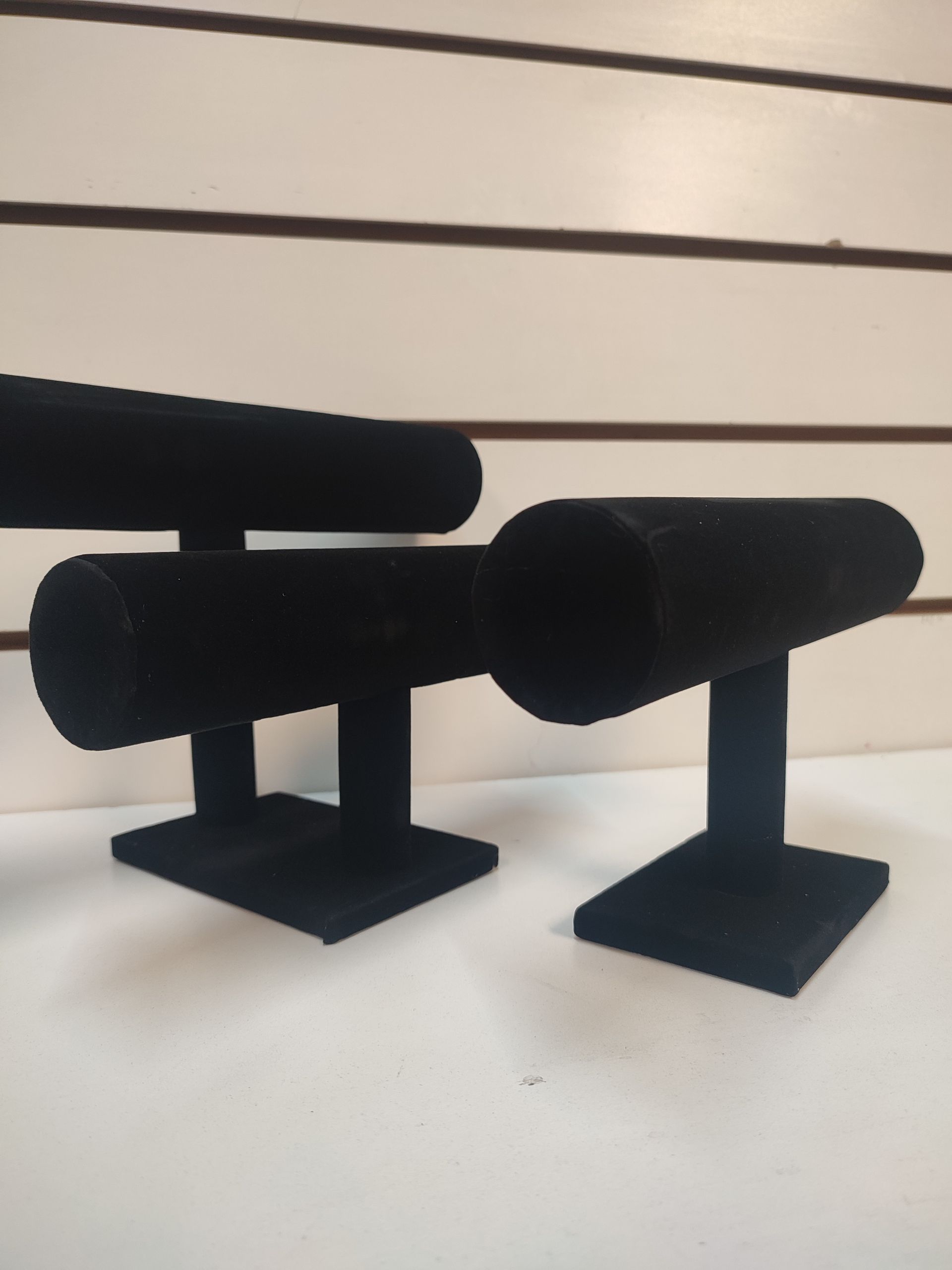 Expositor de tres pulseras de terciopelo negro