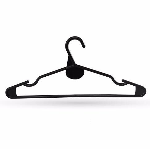 Percha de ropa de plástico negra.