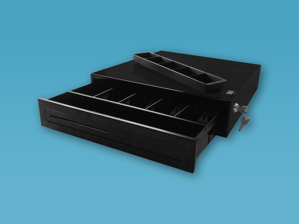 Cajón de caja registradora negro abierto, mostrando ranuras para monedas y compartimentos para billetes, sobre un fondo azul.