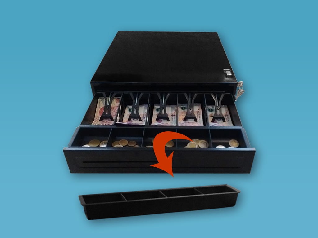 Cajón de caja registradora abierto, bandeja retirada, mostrando compartimentos de dinero, sobre un fondo azul claro.