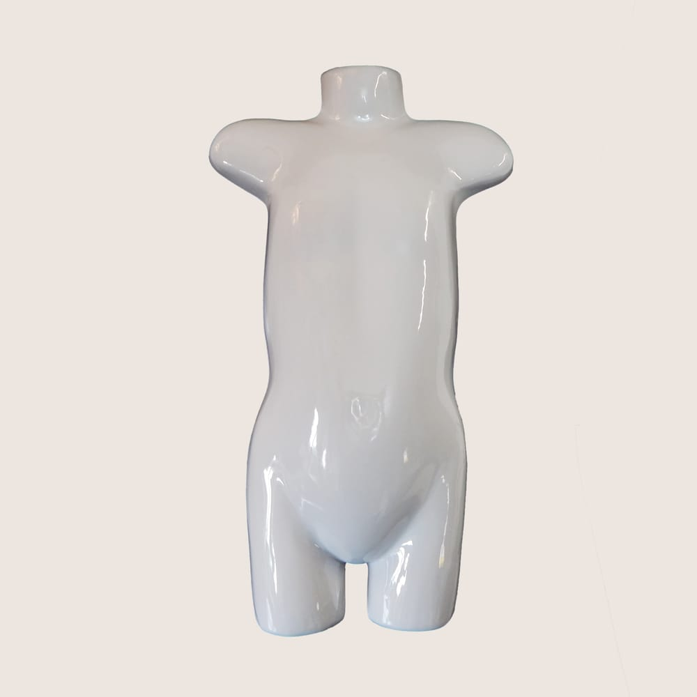Maniquí de torso de niño blanco brillante con brazos y piernas, de pie sobre un fondo neutro.