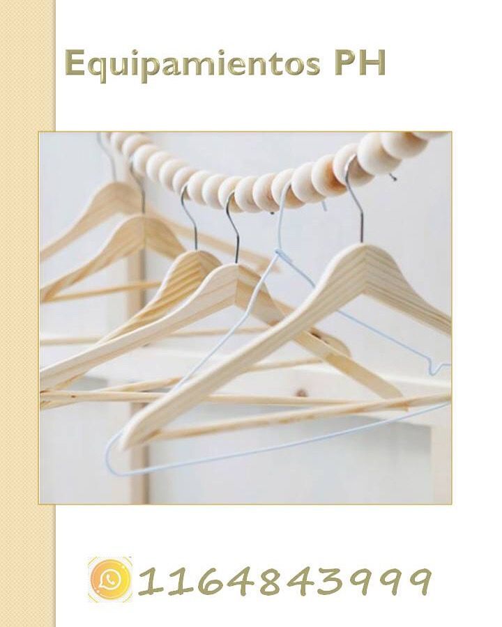 Perchas de madera colgadas en una barra de madera. Información de contacto de Equipamientos PH.