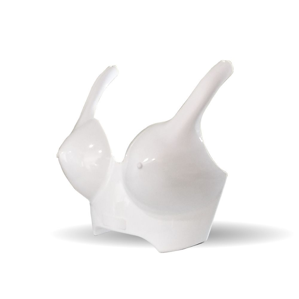 Figura blanca en forma de sujetador, posiblemente un maniquí.