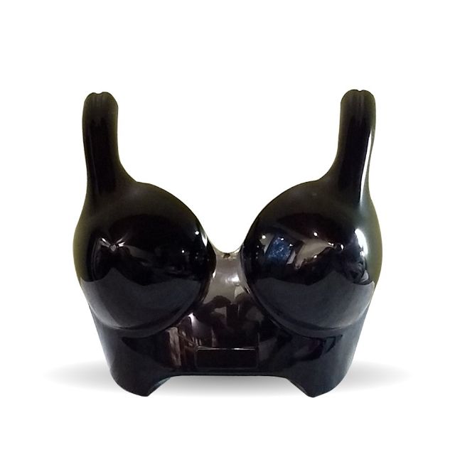 Jarrón en forma de sujetador de cerámica negra con acabado brillante.