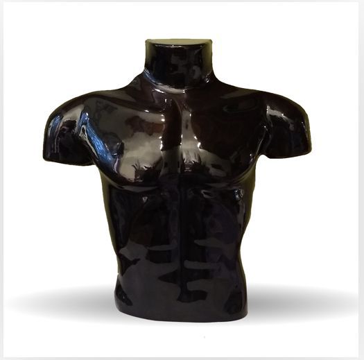 Maniquí de torso masculino, de color negro brillante; solo la parte superior del cuerpo.