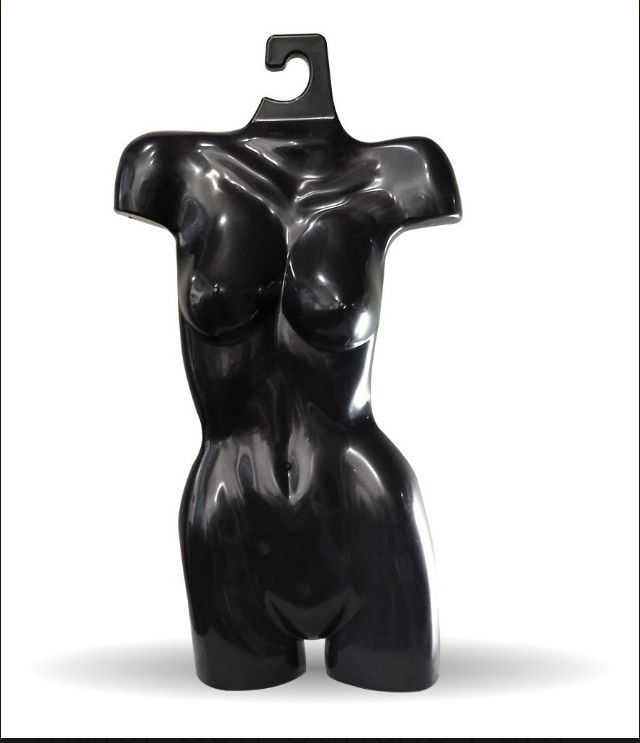Expositor de ropa con torso femenino de plástico negro con percha.