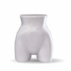 Taburete de cerámica blanca con forma de torso, con caderas y patas curvadas, aislado sobre fondo blanco.