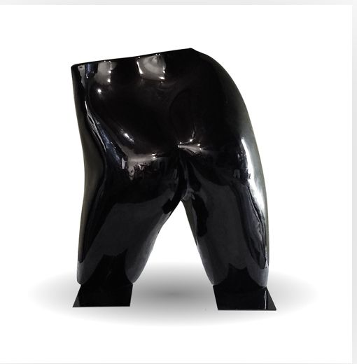 Escultura negra y brillante de la parte inferior del cuerpo de una persona