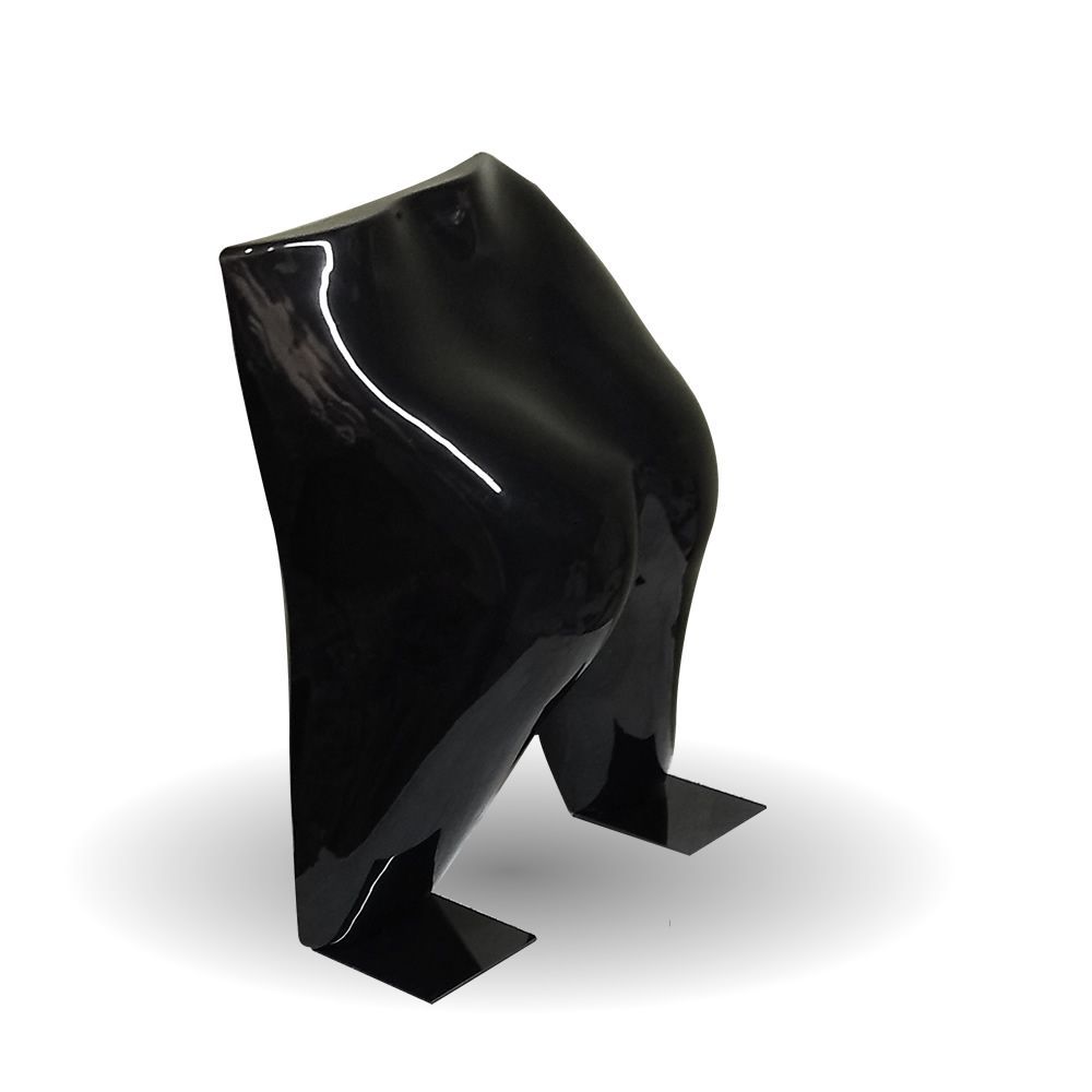 Piernas de maniquí de color negro brillante con pequeños pies cuadrados sobre fondo blanco.