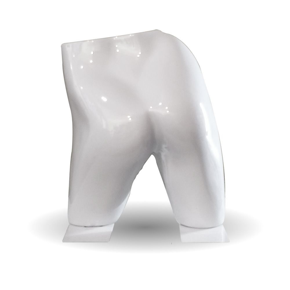 Torso de maniquí blanco, curvado desde el pecho hasta los muslos, superficie brillante, ligeramente inclinado.
