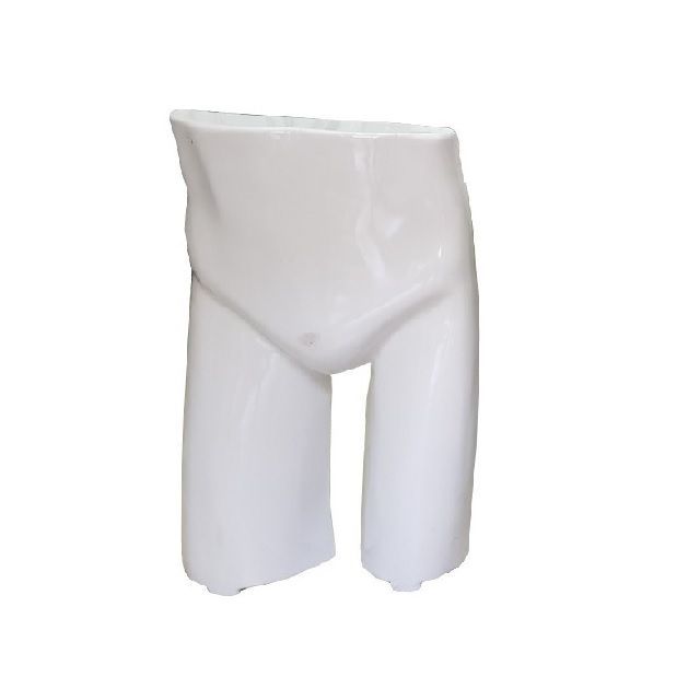 Maniquí de color blanco, sin cabeza, con piernas y torso.