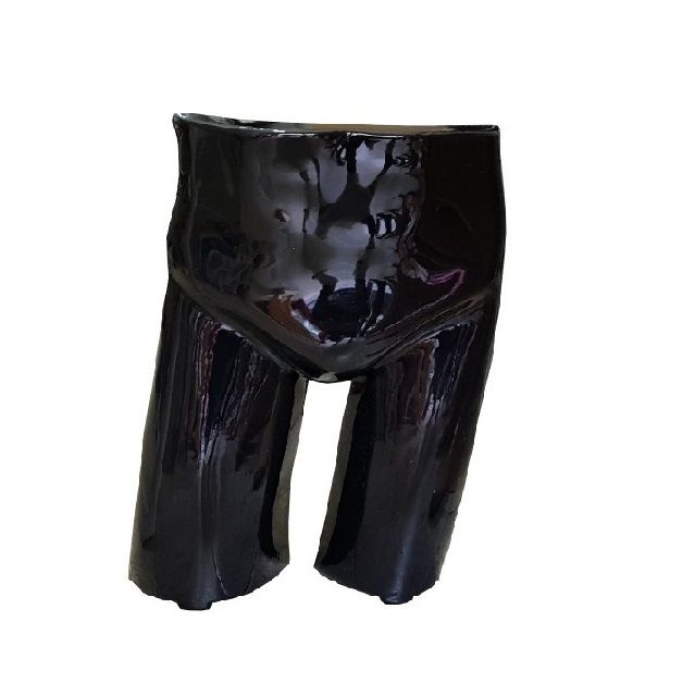 Escultura negra brillante de torso y piernas, posiblemente traje de baño.