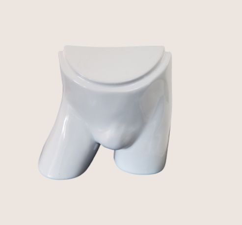Urinario de cerámica blanca.