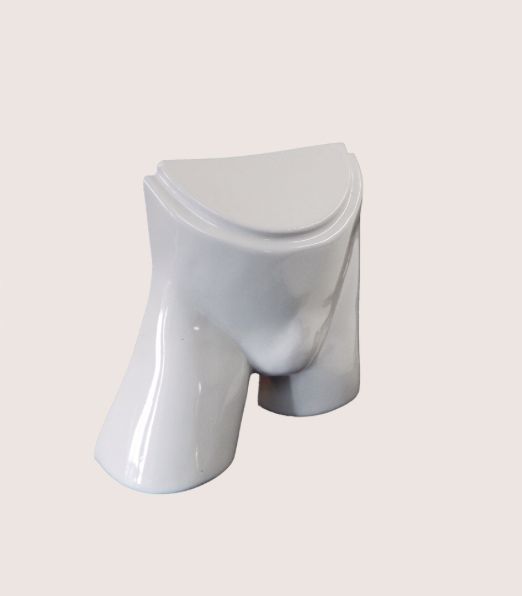 Maniquí de exhibición de ropa interior en cerámica blanca.