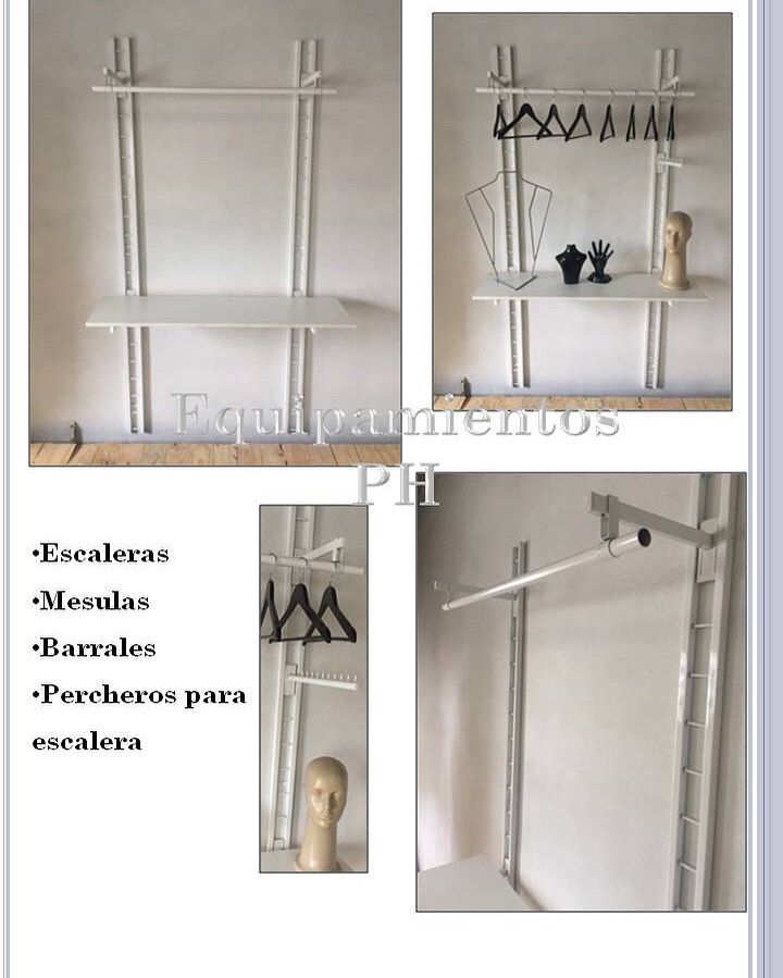Estantería blanca con barras para colgar y estantes de exhibición contra una pared.