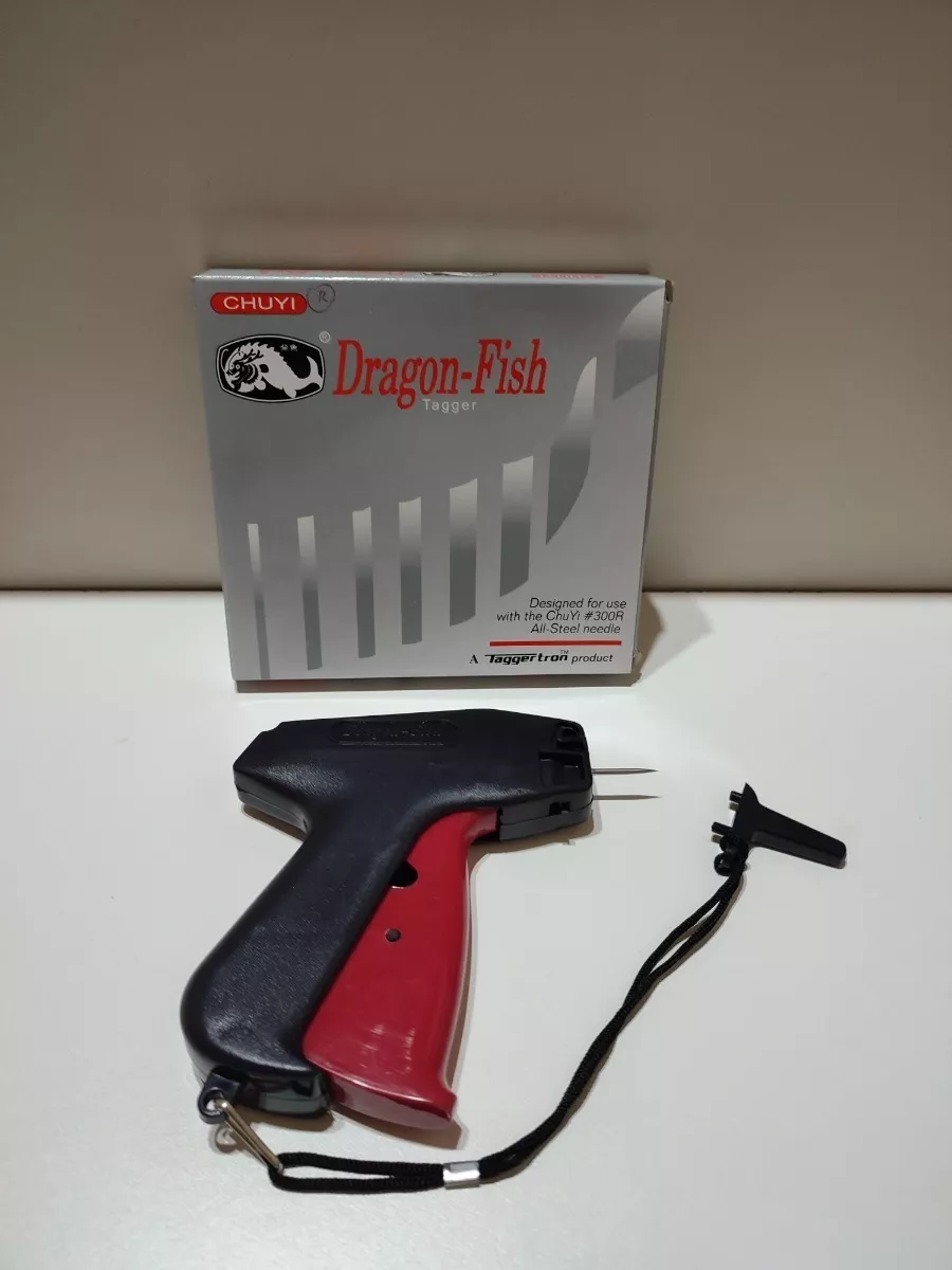 Pistola etiquetadora negra y roja con una caja de etiquetas