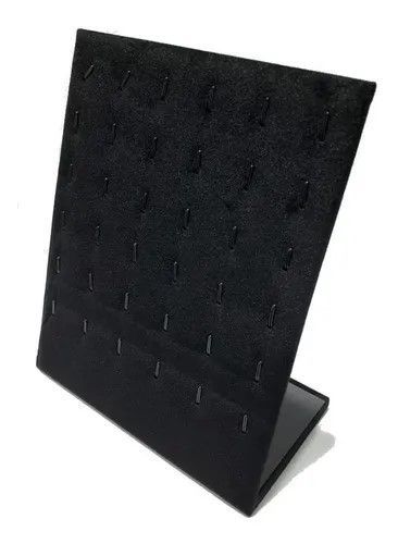 Expositor de pendientes de color negro con múltiples orificios pequeños para joyas.