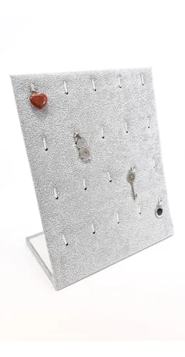 Expositor de joyas de color gris con algunos collares colgantes.