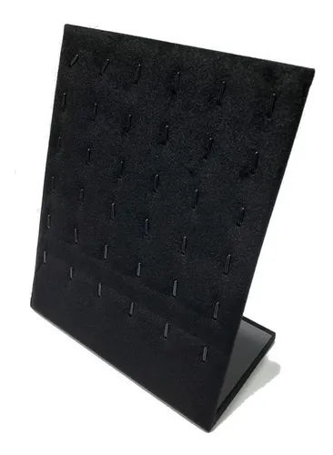 Expositor de pendientes de color negro con filas de agujeros.