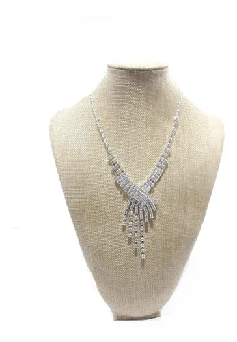 Collar de diamantes de imitación de plata sobre un busto de exhibición de joyas cubierto de arpillera.