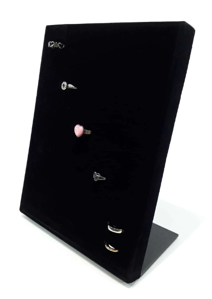 Expositor de anillos de terciopelo negro con seis anillos.