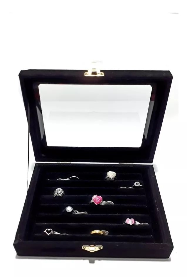 Caja de joyería negra con varios anillos expuestos en su interior.