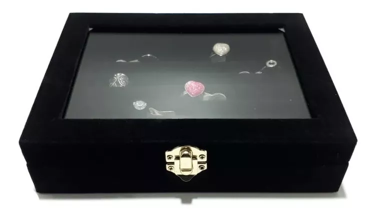 Joyero de terciopelo negro con tapa de cristal, cierre dorado, expositor de anillos.