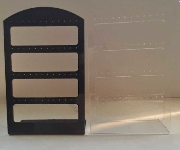 Exhibidor de aretes en color negro y transparente