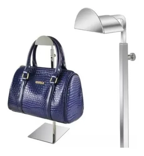 Bolso azul exhibido en un expositor de metal plateado. Altura ajustable y base cuadrada.