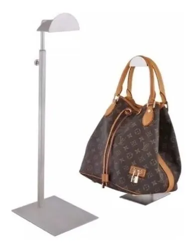 Expositor de bolsos plateado que sostiene un bolso Louis Vuitton marrón y tostado.